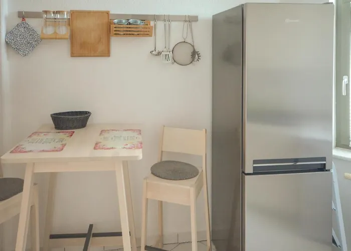 Sweethome - Ruhig - Grosse Kueche, Balkon, Stellplatz, Wifi