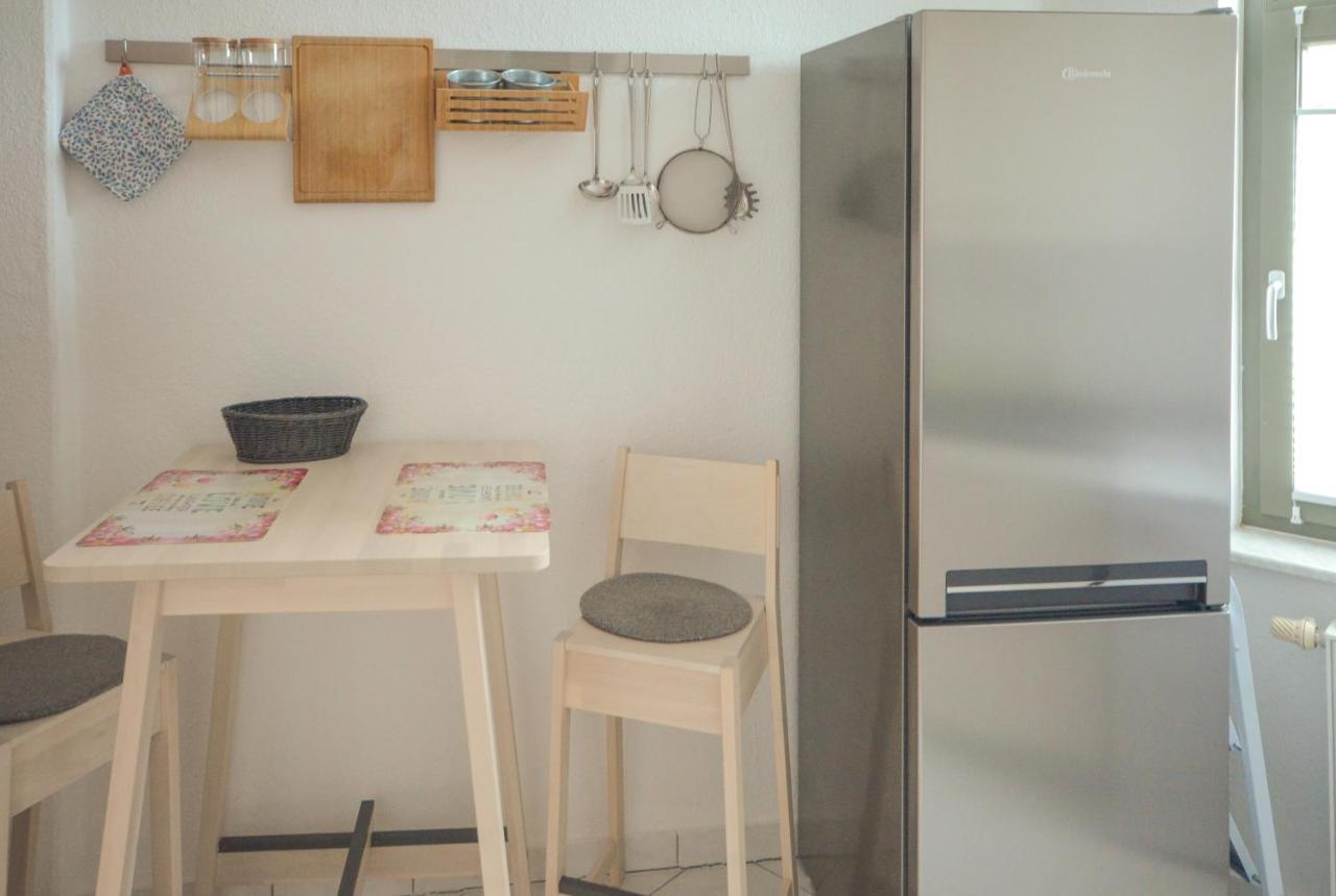 Apartment Sweethome - Ruhig - Grosse Kueche, Balkon, Stellplatz, Wifi *