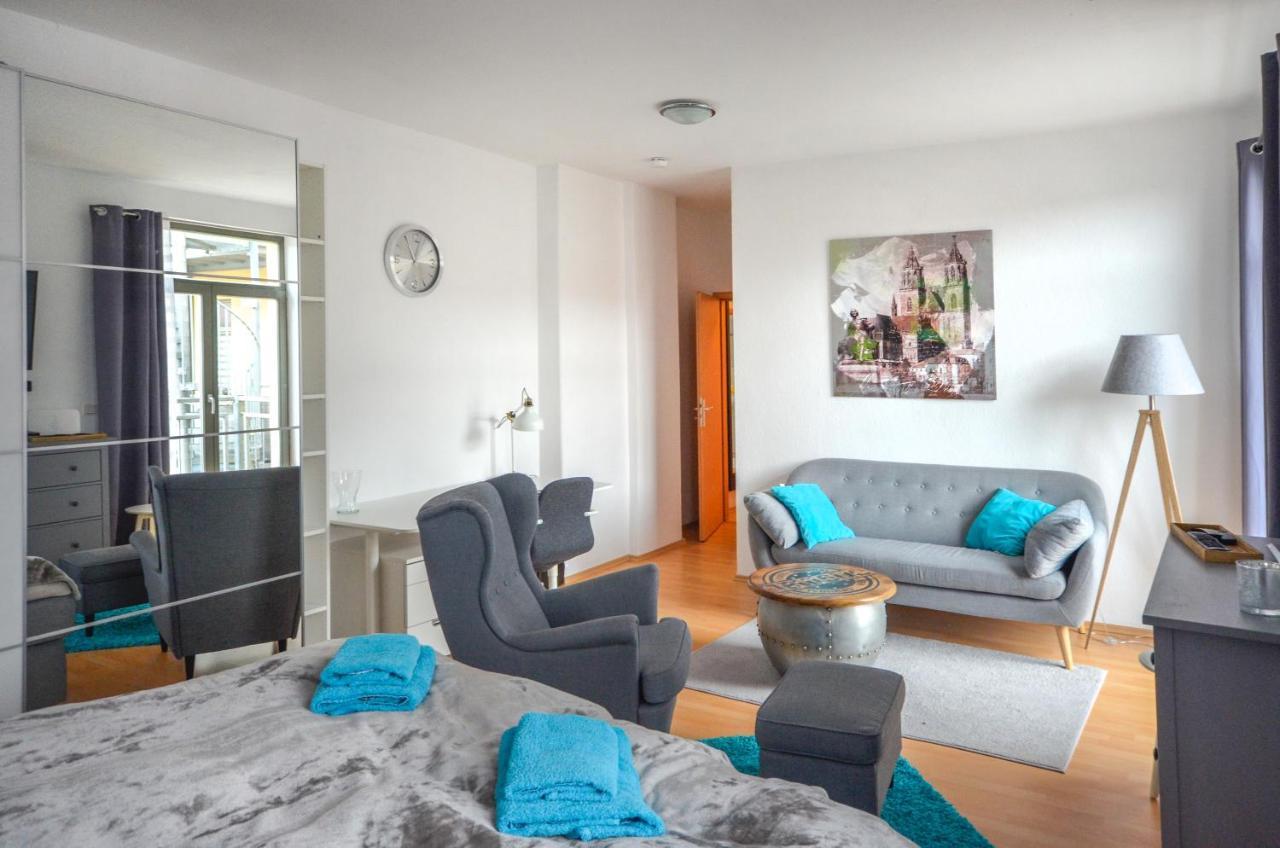 Sweethome - Ruhig - Grosse Kueche, Balkon, Stellplatz, Wifi