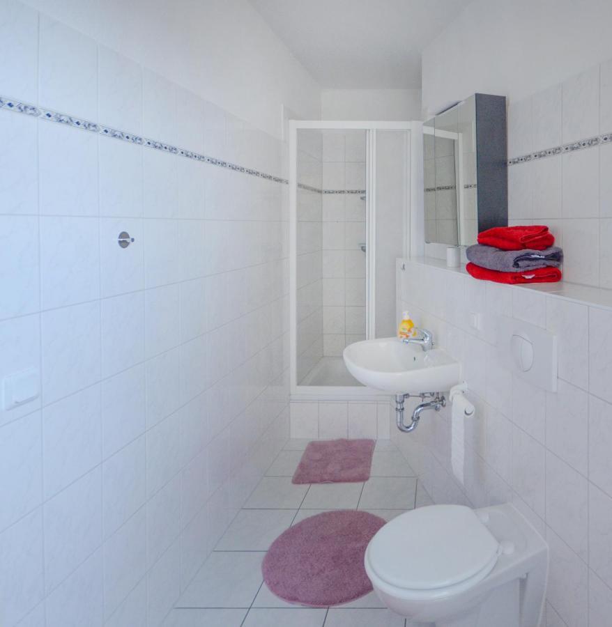 Sweethome - Ruhig - Grosse Kueche, Balkon, Stellplatz, Wifi