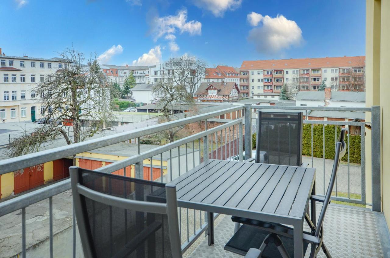 Sweethome - Ruhig - Grosse Kueche, Balkon, Stellplatz, Wifi Apartment *